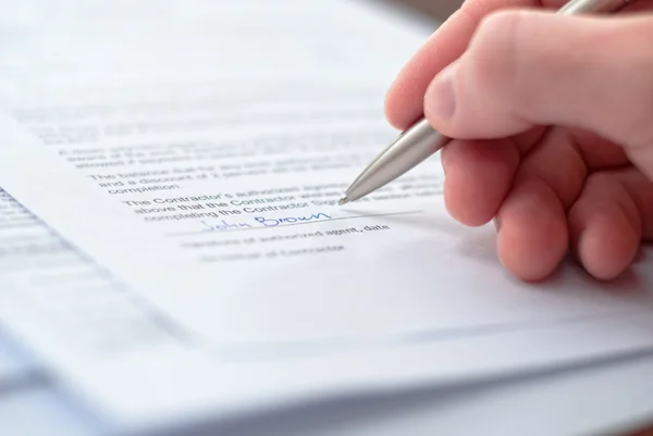 Imagen perfecta de hombres de negocios firmando contrato . — Foto de Stock