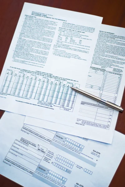 Налоговая форма с ручкой на столе — стоковое фото