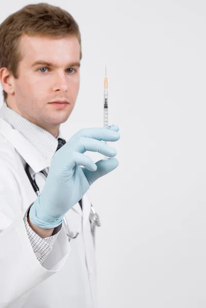 Orvos orvosi fecskendő a kezében készen áll, hogy a befecskendezés — Stock Fotó