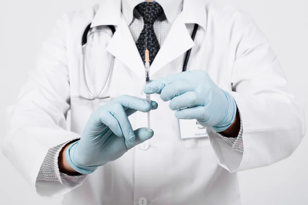 Doctor with medical syringe in hand ready to make injection — Stock Photo, Image