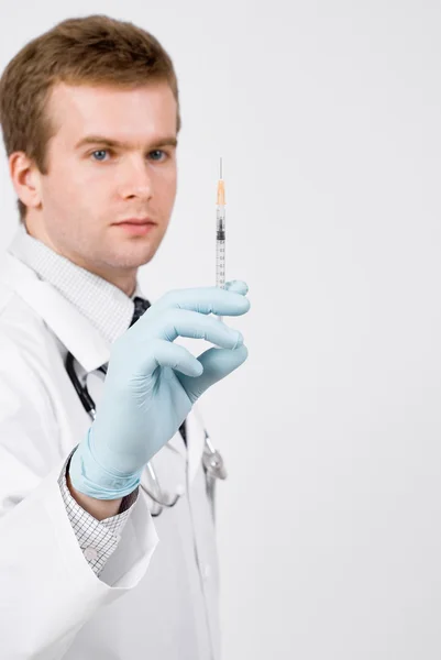Профессиональный врач с медицинским шприцем в руках — стоковое фото