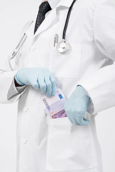 Médico com dinheiro nas mãos — Fotografia de Stock