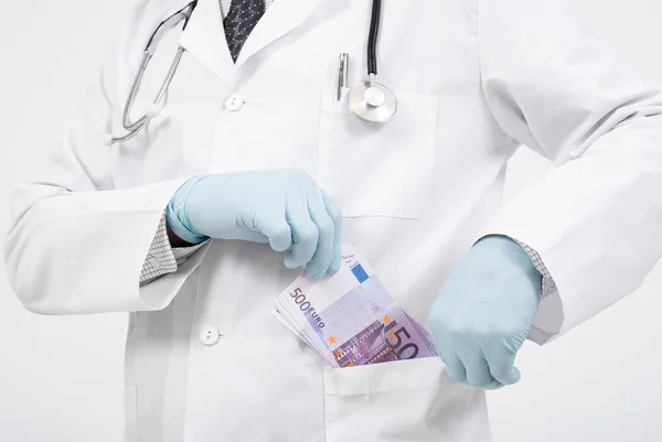 Médico com dinheiro nas mãos — Fotografia de Stock