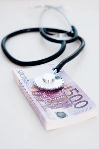Stetoscopio con denaro sul tavolo — Foto Stock
