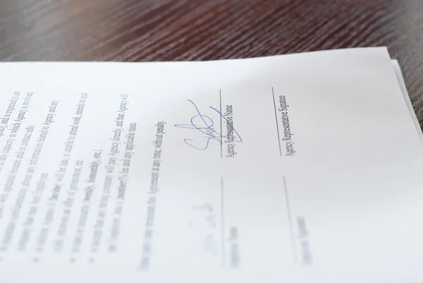 Firma su un documento commerciale — Foto Stock