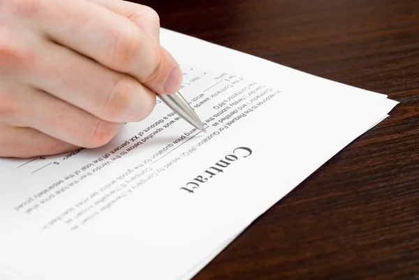 Empresario firmando papeles — Foto de Stock