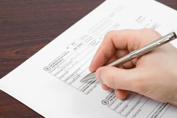 Empresario firmando papeles — Foto de Stock