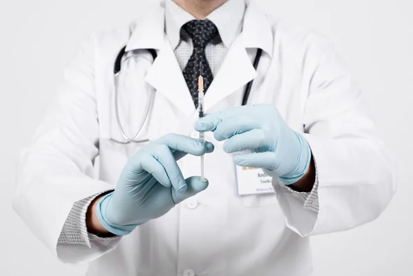 Médecin professionnel avec seringue médicale dans les mains Images De Stock Libres De Droits