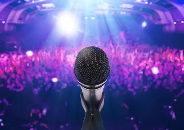 Micrófono de música en vivo y público Imagen de stock