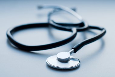 gri zemin üzerine stetoskop