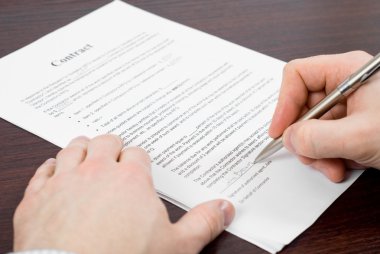 işadamı belgeleri imzalama