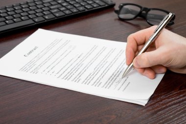 işadamı belgeleri imzalama