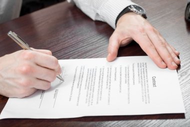 işadamı bir sözleşme imzaladı