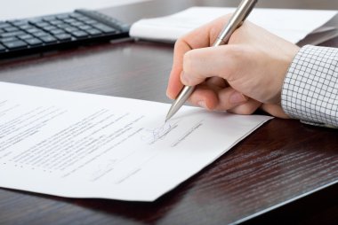 işadamı belgeleri imzalama