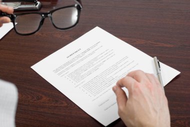 işadamı belgeleri imzalama