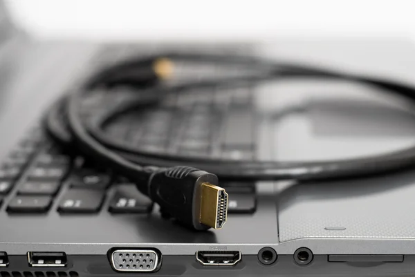 HDMI Cable op computer — Stockfoto