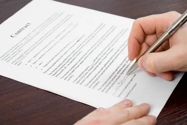 Empresario firmando papeles — Foto de Stock