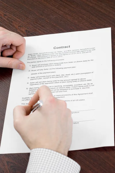 Empresario firmando papeles — Foto de Stock