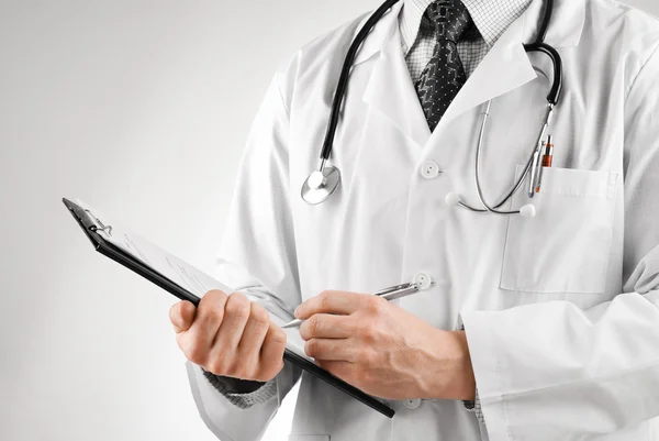 Läkare med stetoskop och urklipp — Stockfoto