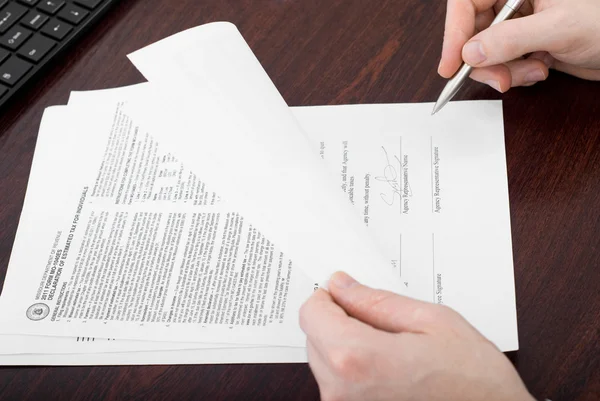 Businessman  signing papers — Stock Photo, Image