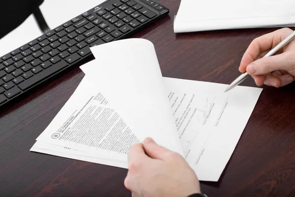 Empresario firmando papeles — Foto de Stock