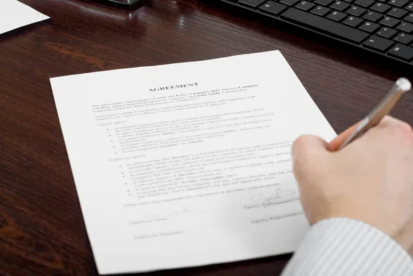 Empresario firmando papeles — Foto de Stock