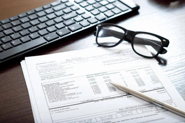 Formulário fiscal em cima da mesa — Fotografia de Stock