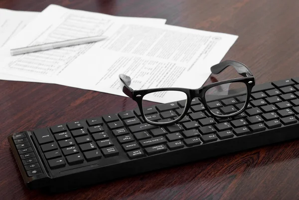 Üzleti iratokon, toll és szemüveg — Stock Fotó