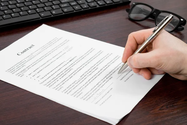 Businessman  signing papers — Stock Photo, Image