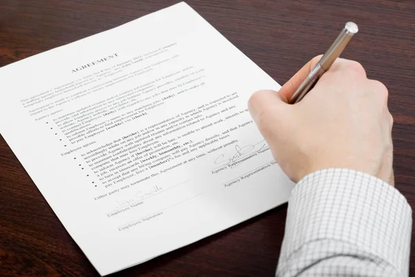 Biznesmen podpisywania dokumentów — Zdjęcie stockowe