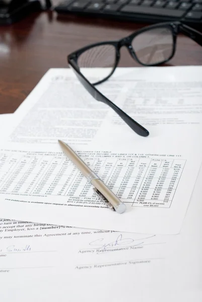 Pen, handelspapieren en glazen — Stockfoto