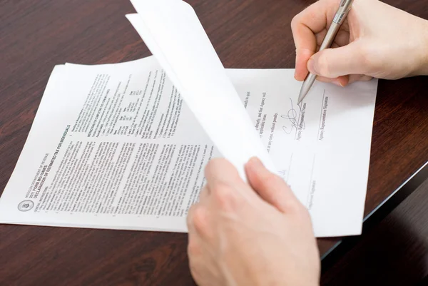 Businessman Signing Contract — Stock Photo, Image