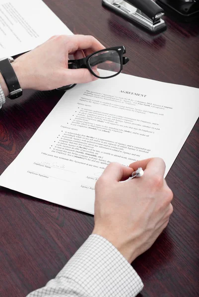 Empresario firmando papeles — Foto de Stock