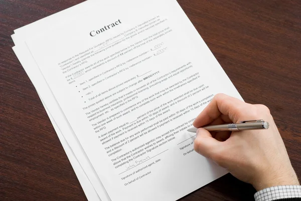 Бизнесмен подписывает контракт — стоковое фото