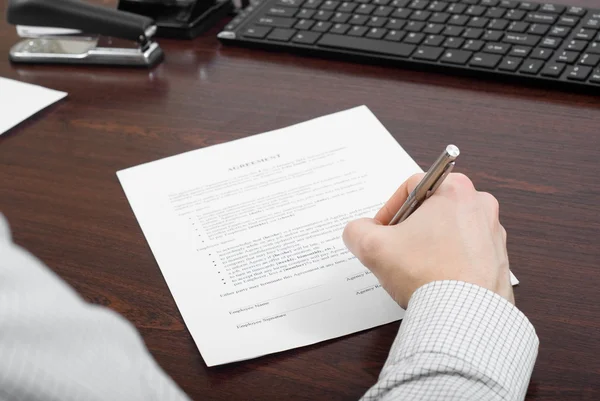 Zakenman ondertekening van documenten — Stockfoto