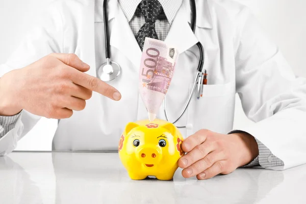 Doctor con billete en euros — Foto de Stock