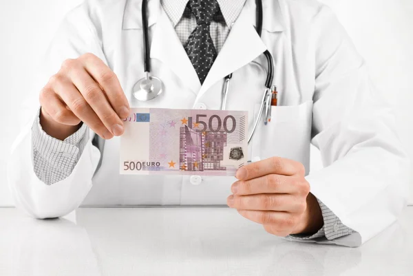 Doctor con billete en euros — Foto de Stock