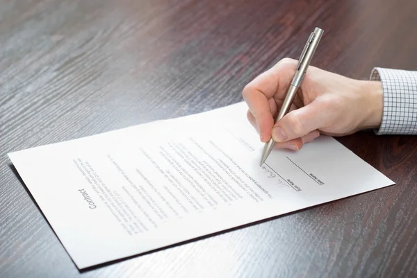 Бизнесмен подписывает контракт — стоковое фото