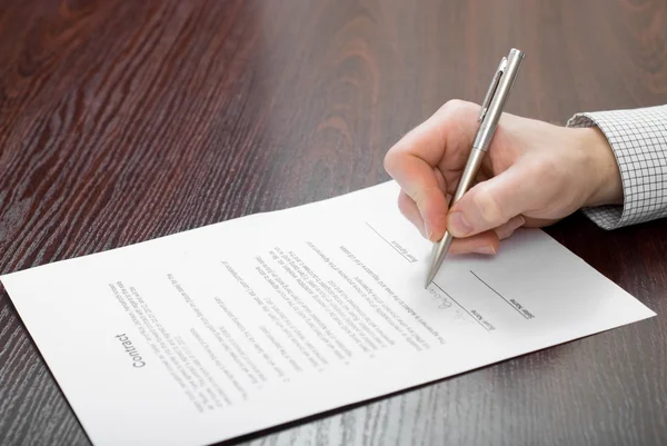 Empresario firmando papeles — Foto de Stock