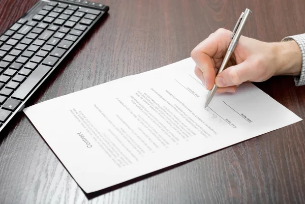 Signing contract by businessman — Stock Photo, Image
