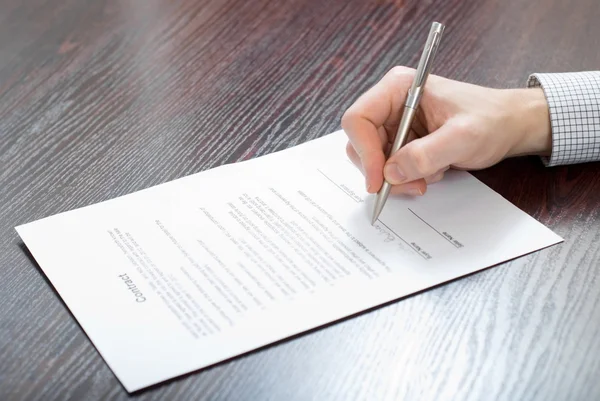 Empresario firmando papeles — Foto de Stock