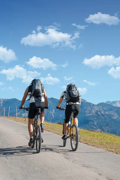 Cykel turister på väg — Stockfoto