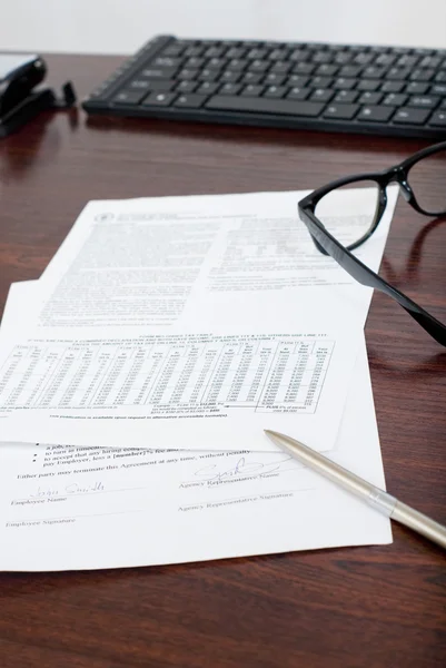 Geschäftspapiere, Stift und Brille — Stockfoto