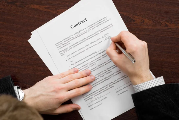 Assinatura do contrato pelo empresário — Fotografia de Stock