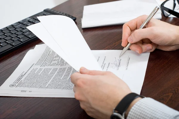 İş adamı vergi formu imzalama