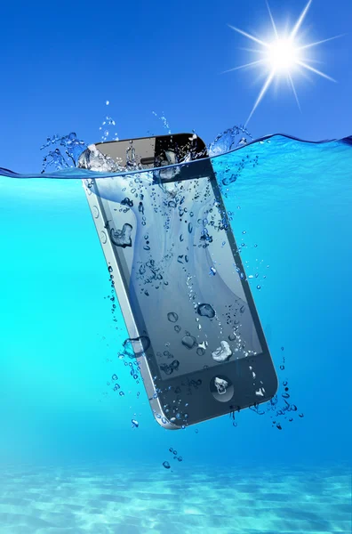 Telefon wpadnięciem do wody — Zdjęcie stockowe