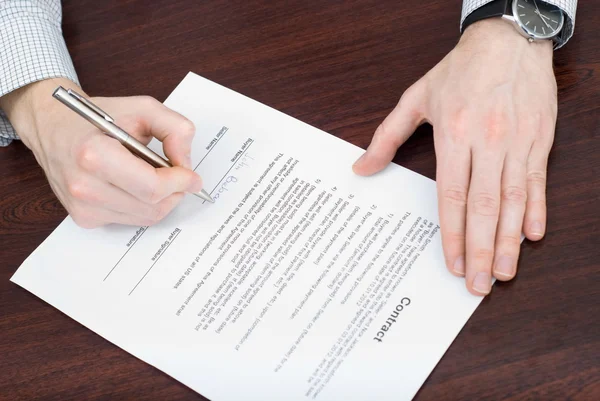 Firma del contrato por parte del empresario — Foto de Stock