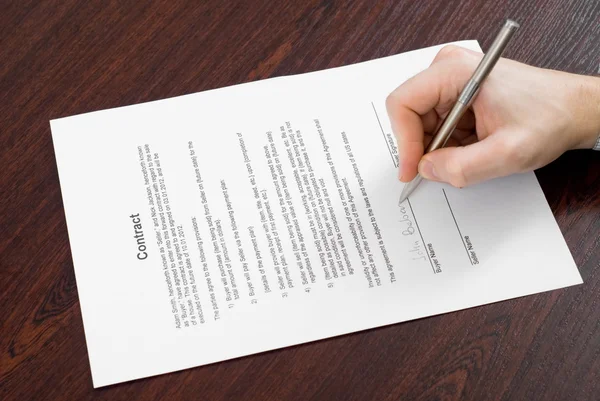 Signature du contrat par un homme d'affaires — Photo
