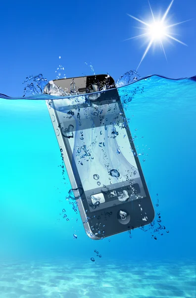 Phone falling into water — Stock Photo, Image