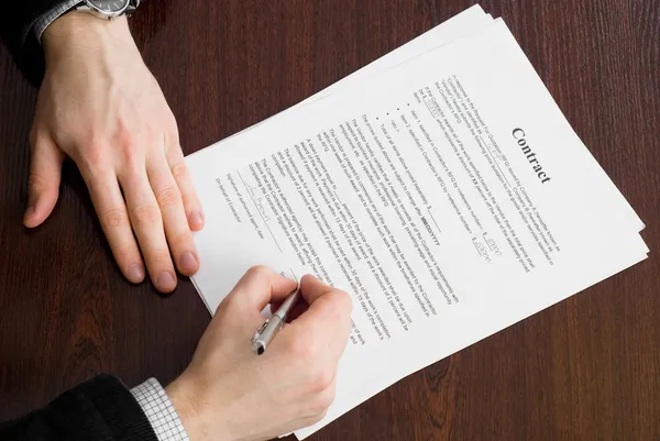 Signing contract by businessman — Stock Photo, Image